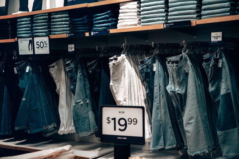 Barra original de jeans vale mais? Descubra o impacto no preço e na revenda