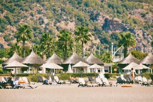 Casamento na praia: o que vestir? Guia elegante para acertar no visual