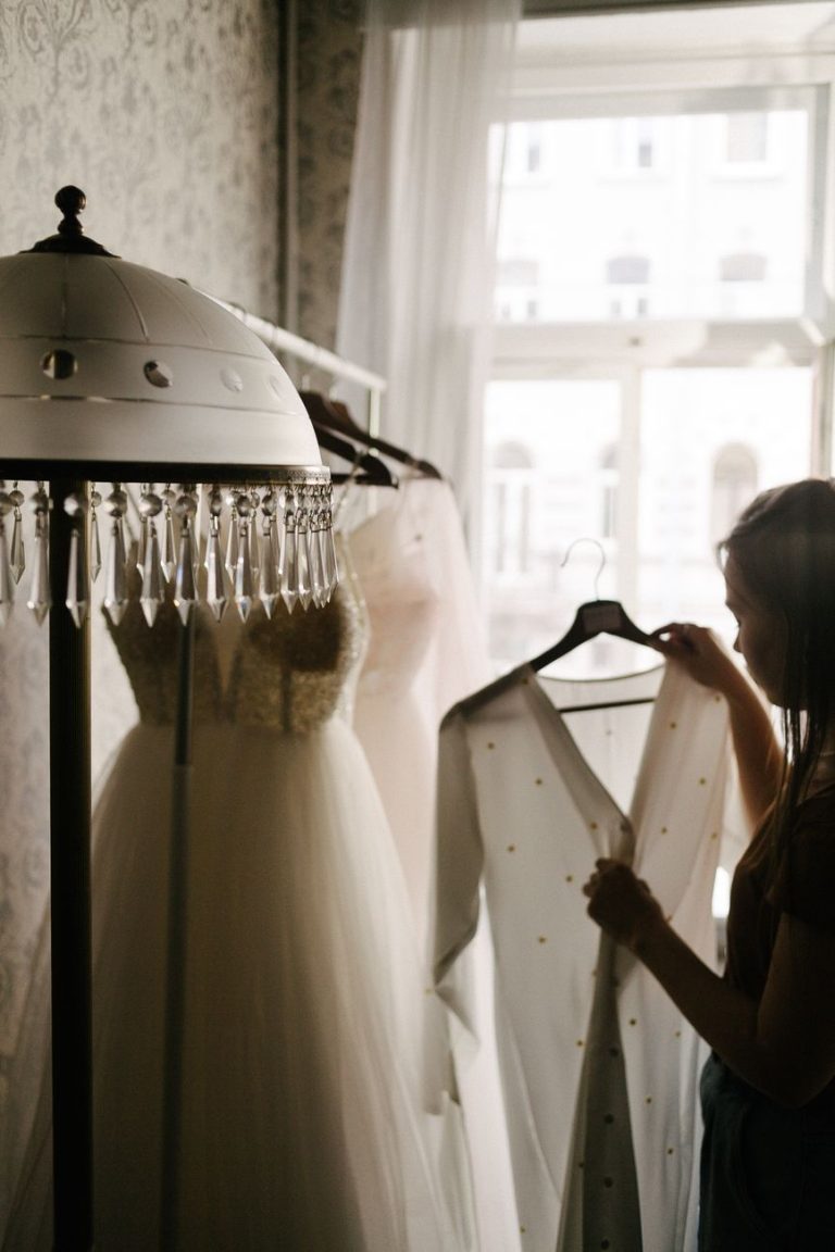 Como guardar vestidos de festa e preservar cada detalhe por mais tempo