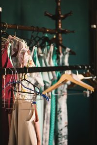 Por que sua roupa fica com pelos? Descubra as causas e resolva o problema