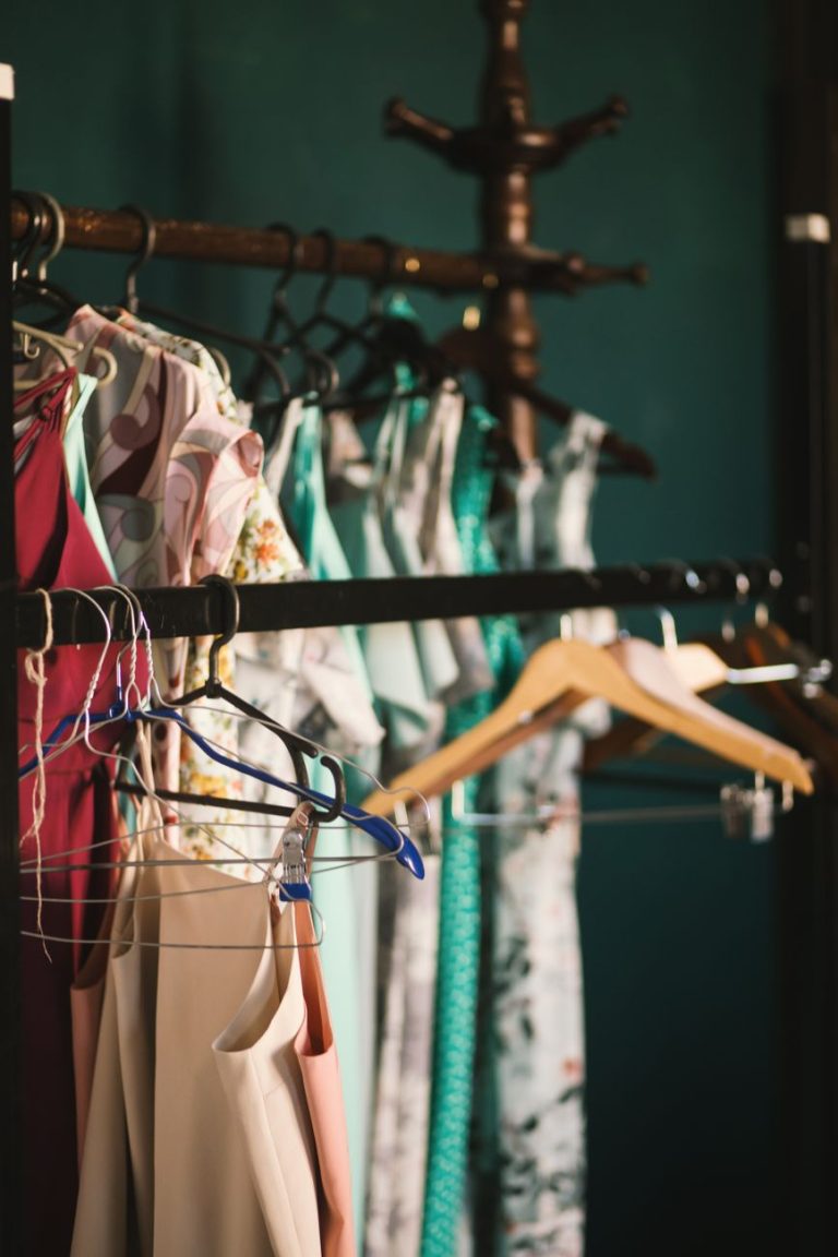Por que sua roupa fica com pelos? Descubra as causas e resolva o problema